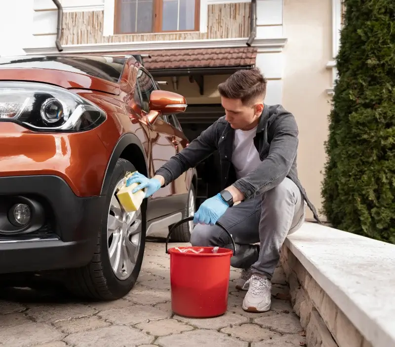 Lavage auto à domicile Saint-Just-Chaleyssin : professionnel intervenant sur un véhicule